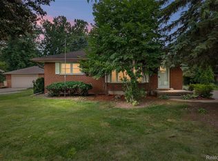 20432 Meridian Rd, Grosse Ile, MI 48138