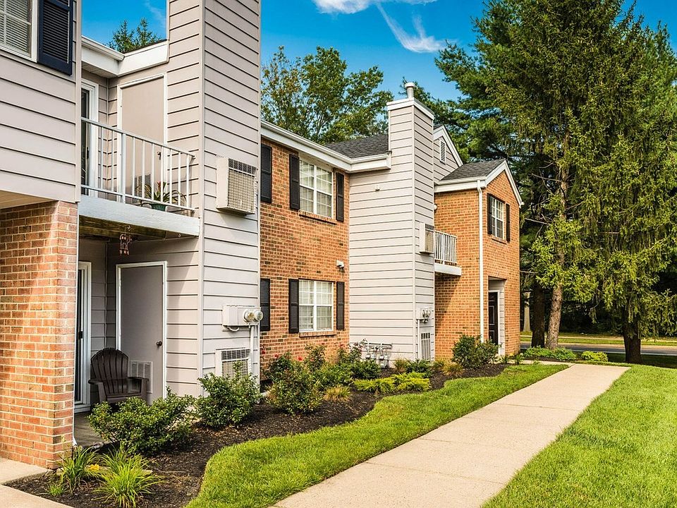Stirling_Court_Exterior4-1500x1000