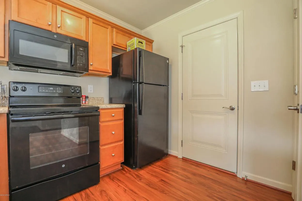 2 bed, 2.5 bath, 1264 sqft, $1,600 — Photo 4