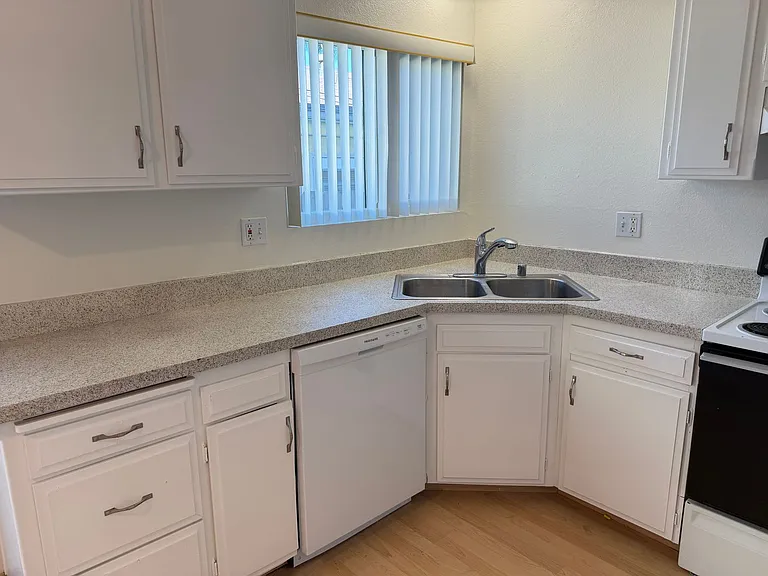 5255 Cass St #4 — Photo 11