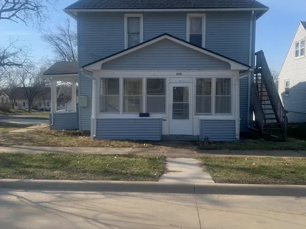 706 W 12th St, Cedar Falls, IA 50613