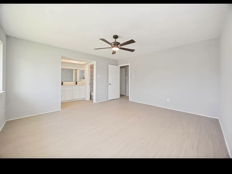 2302 Green Knoll Dr — Photo 13