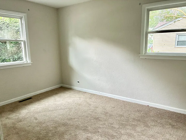 1906 Elmhurst Ln — Photo 8