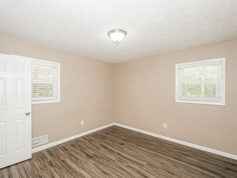 303 Mercer Dr — Photo 8