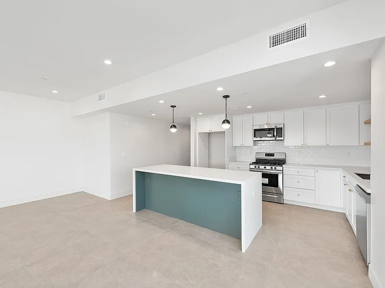 6025 Craner Ave — Photo 7