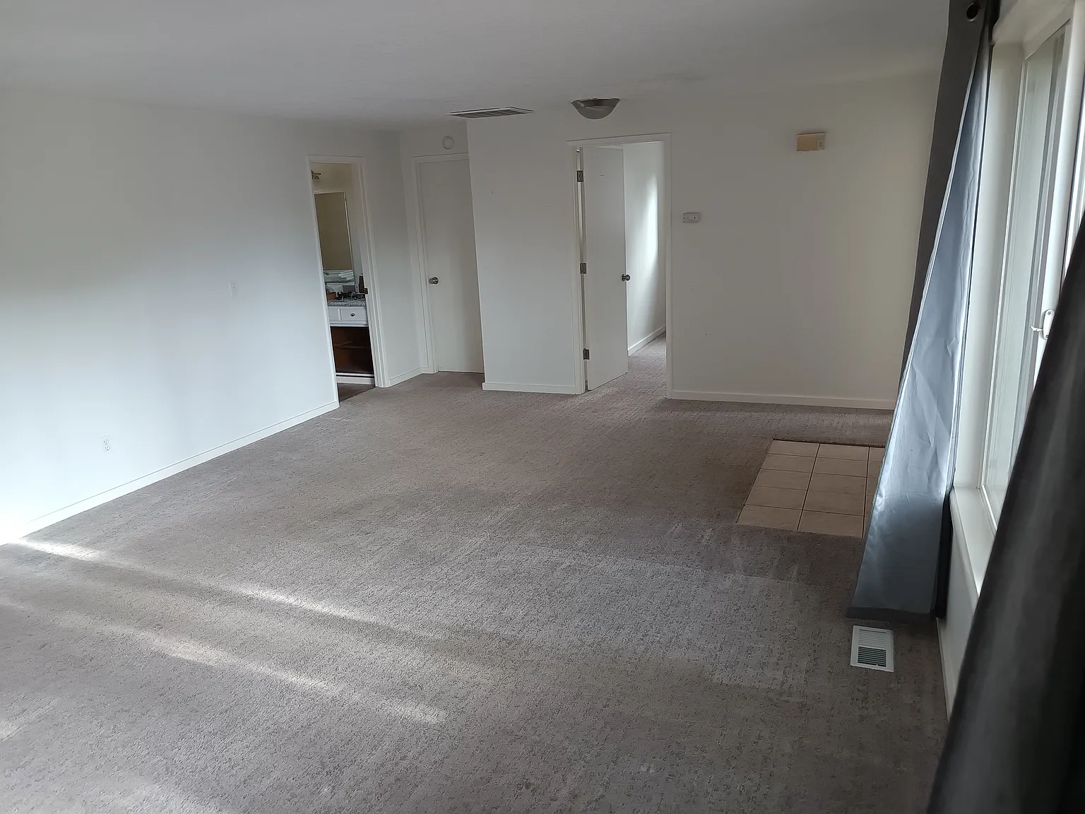 3 bed, 976 sqft, $2,400 — Photo 4