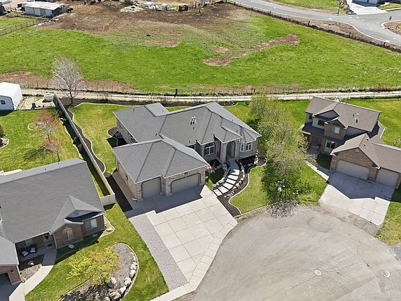 2nd image of 407 W Larkspur Ln