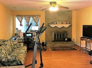8 Honeysuckle Ln, Edison, NJ 08820
