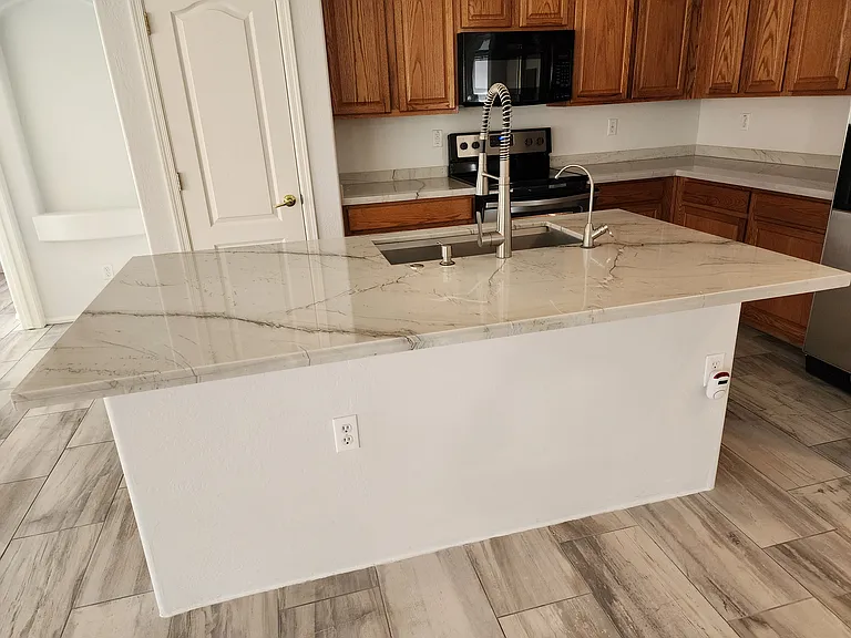 Beautiful island with large, single basin sink.