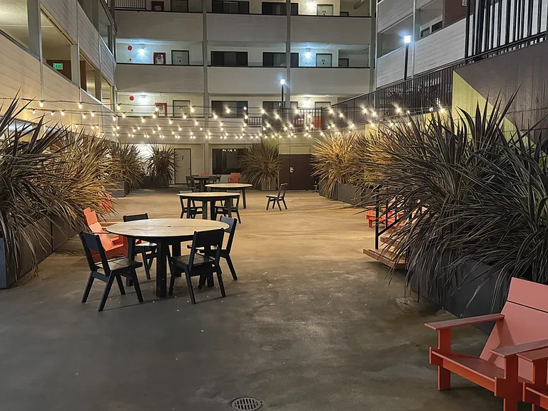 Hillside Courtyard — Photo 8
