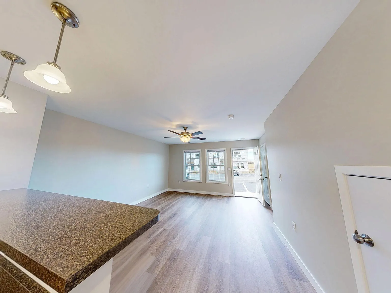 3 bed, 2.5 bath, 1224 sqft, $1,925 — Photo 4