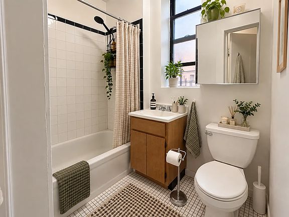5th image of 28 Macombs Pl APT 20