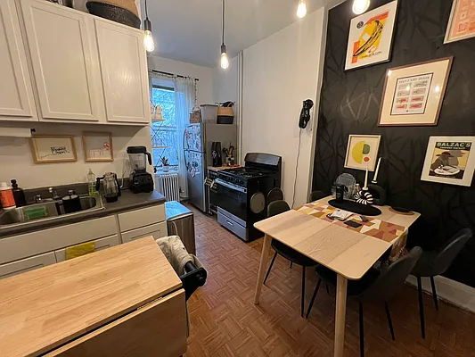 Rented by Tapiro Realty | media 7