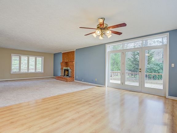 3rd image of 130 Oakpark Dr