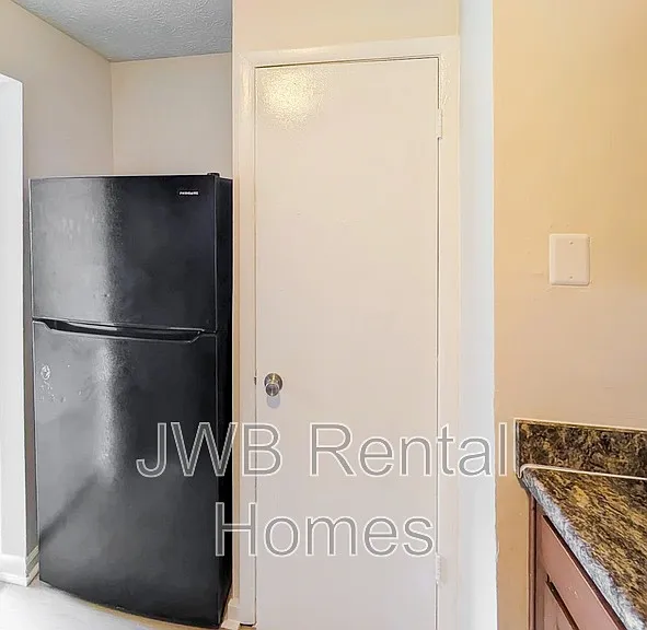 226 Spruce St — Photo 3