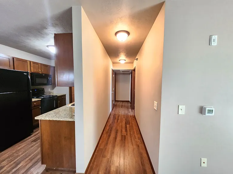 PRAIRIE POINTE APARTMENTS — Photo 9