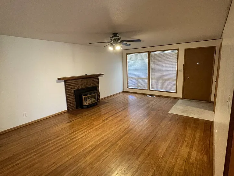 1225 Lee St — Photo 2