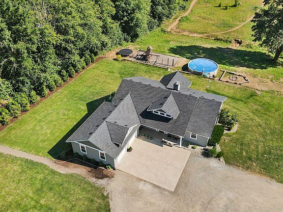 3rd image of 18619 NE Beaver Brook Cir