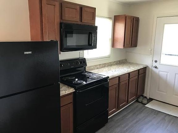 2nd image of 2568 Mariposa St