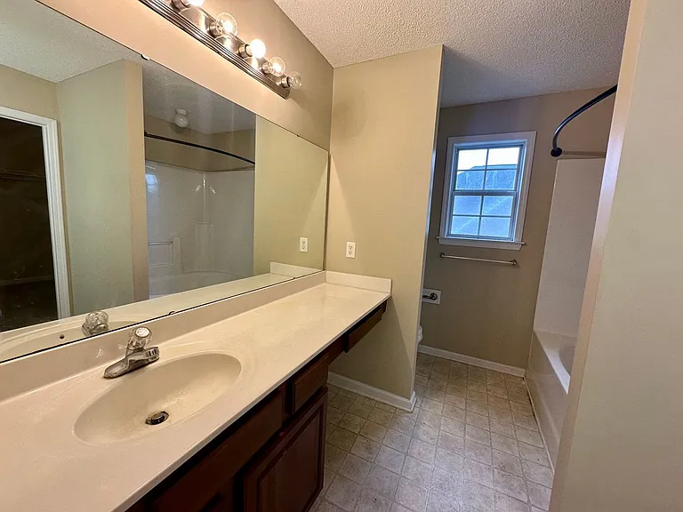 1161 Chivalry St — Photo 9
