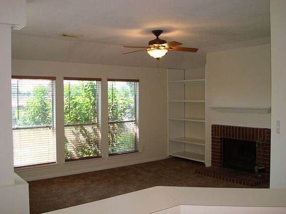 Family Room w/Fireplace