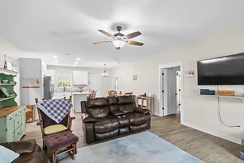 4 bed, 1572 sqft, $1,900 — Photo 4