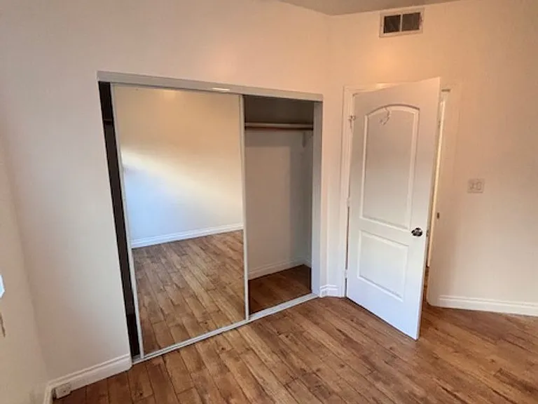3 Bedroom 2 bathroom unit available, Larchmont area — Photo 13