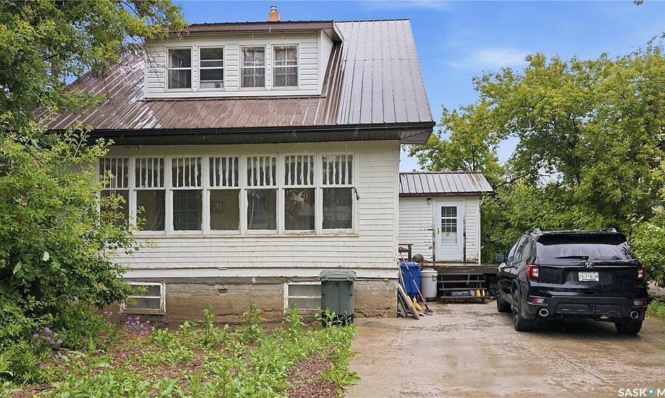 1st image of 117 3rd AVENUE W