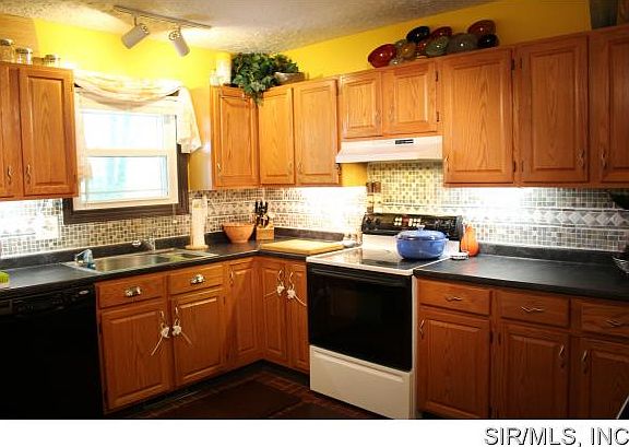 4th image of 76 S Meadow Ln