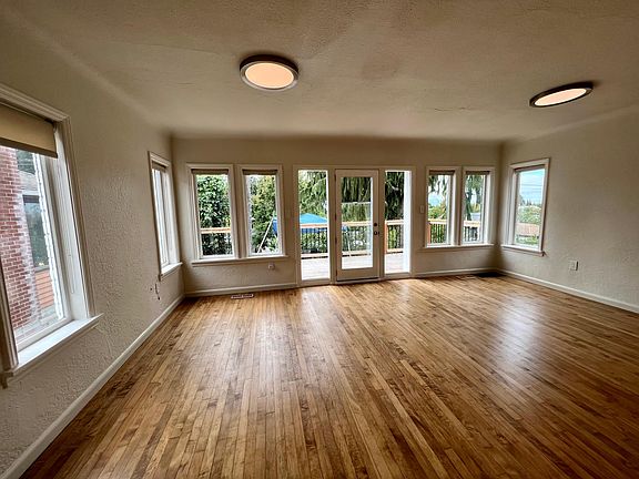 5th image of 3046 Garlough Ave SW