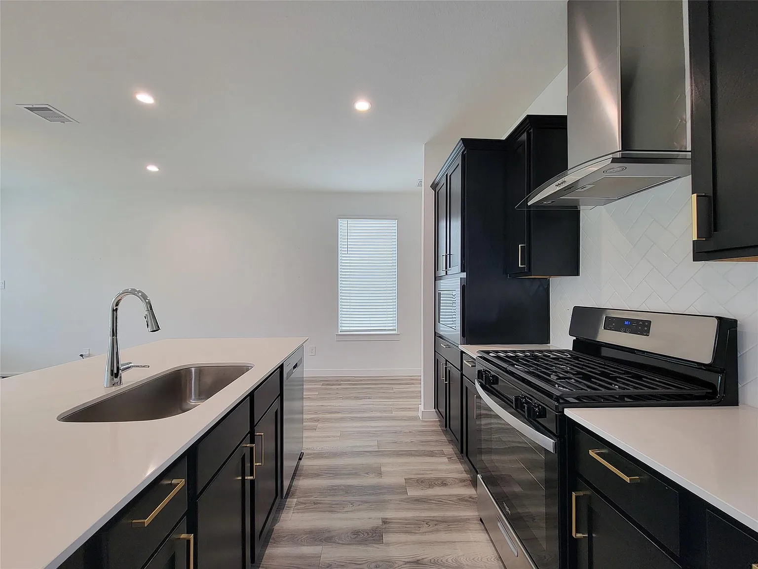 3 bed, 2.5 bath, 1979 sqft, $2,450 — Photo 4