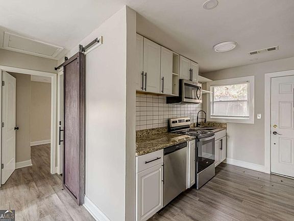 3rd image of 919 Hobson St SW