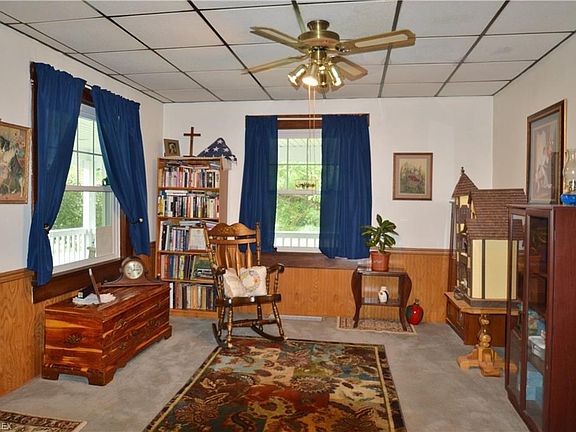 Bright and Open Sitting /Parlor Rm