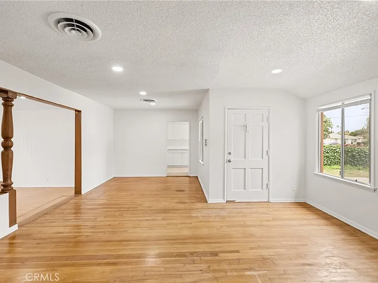 18418 Sylvan St — Photo 4