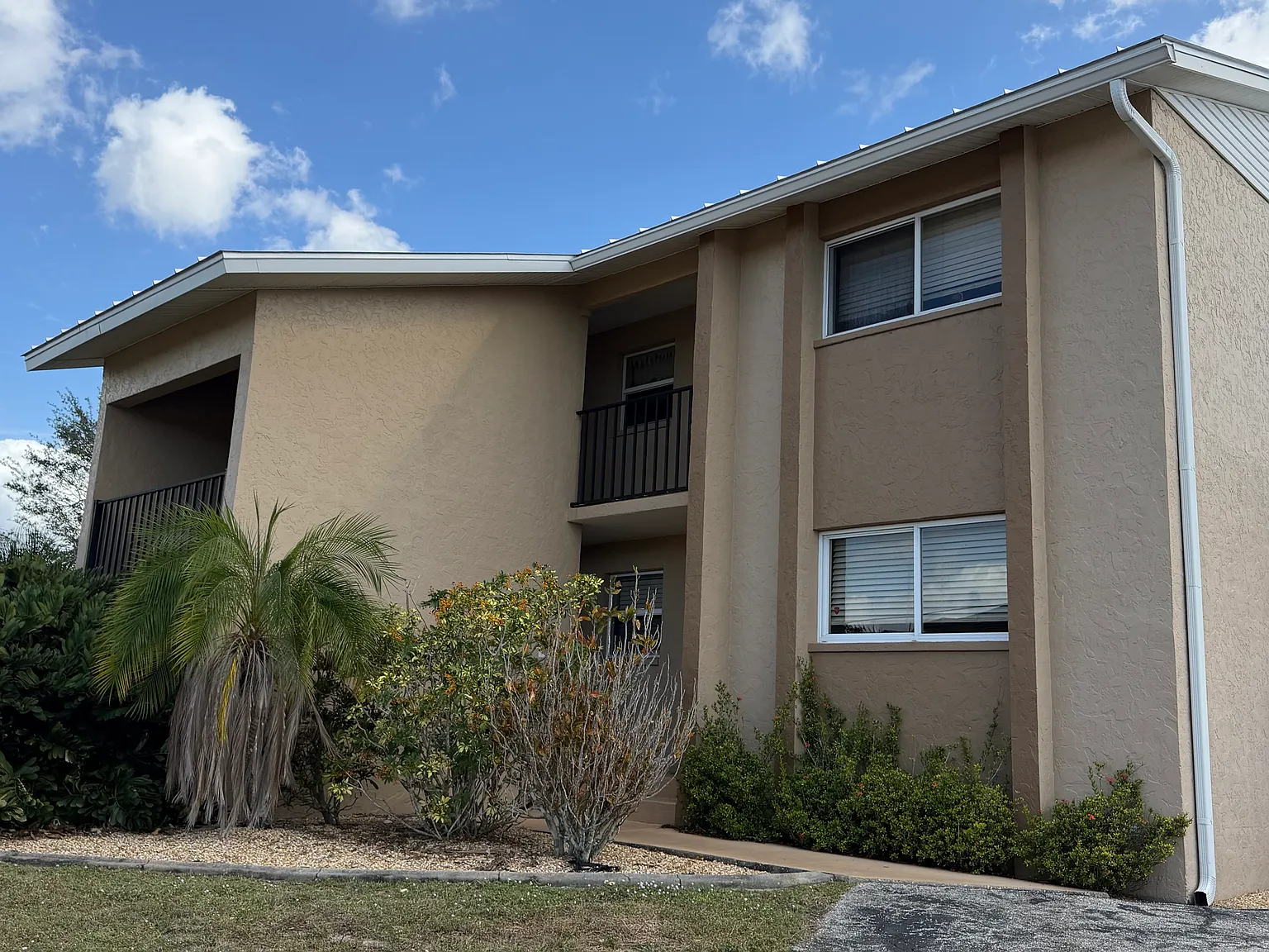 2 bed, 1.0 bath, 1083 sqft, $1,300 — Photo 2
