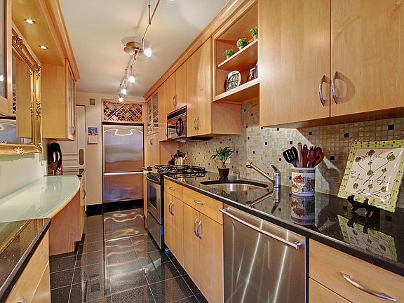 4th image of 20 Sutton Pl S APT 17B