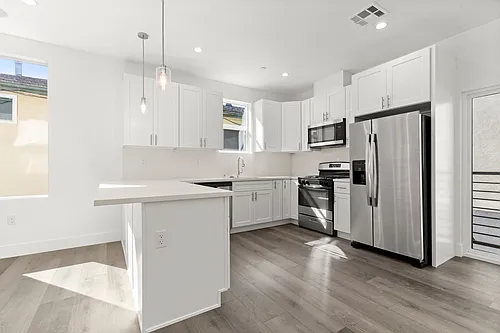 Huge 4 Bedroom, Townhome! Move In Ready Photo 1