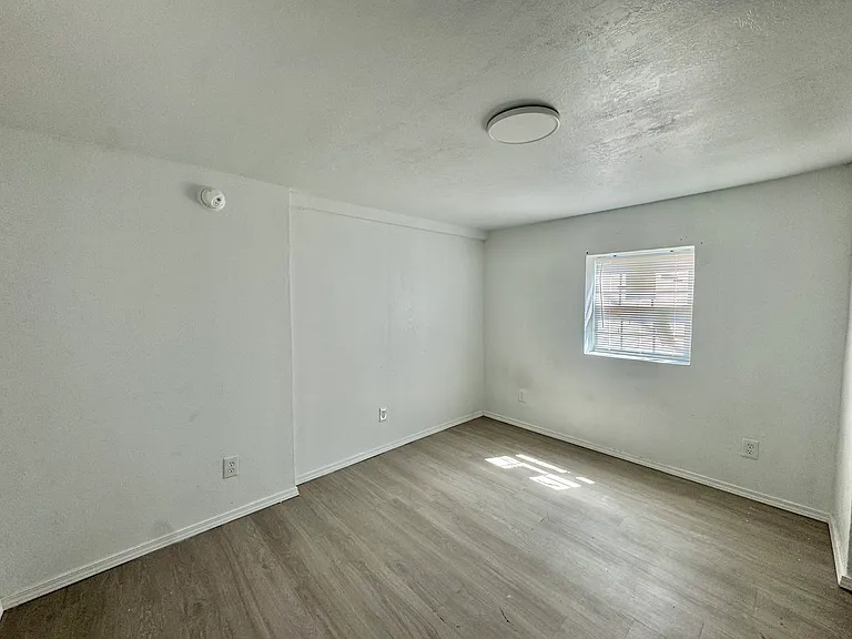 529 SE 15th St — Photo 13