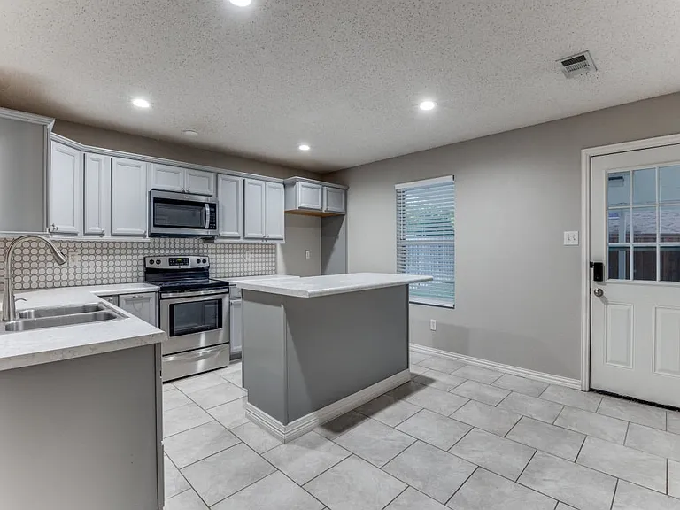 541 Hertford St — Photo 7