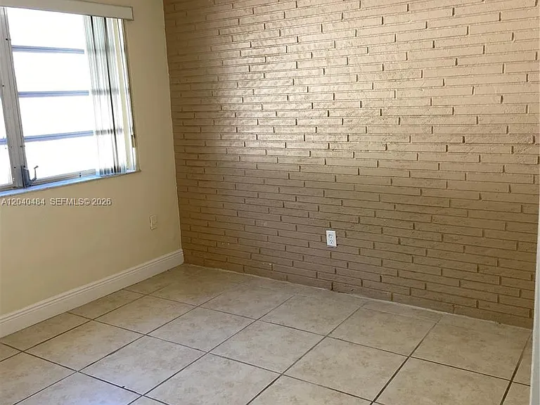 800 NW 76th Ave — Photo 2