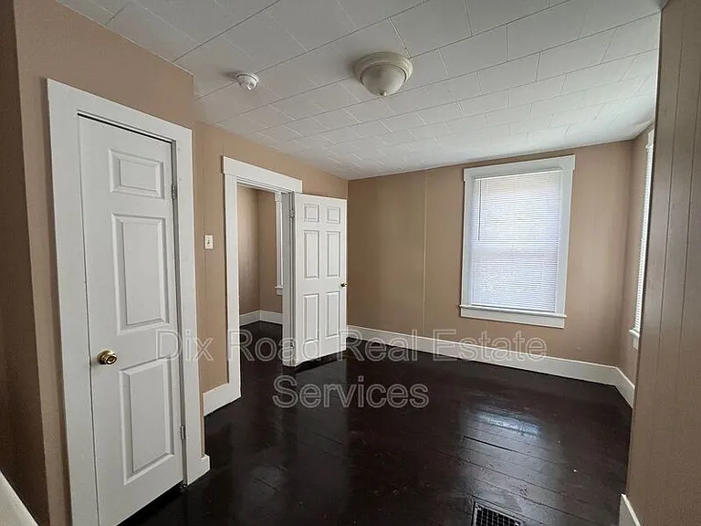 123 N Miami St — Photo 17