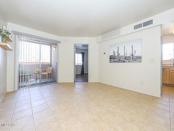 2nd image of 1810 E Blacklidge Dr APT 811