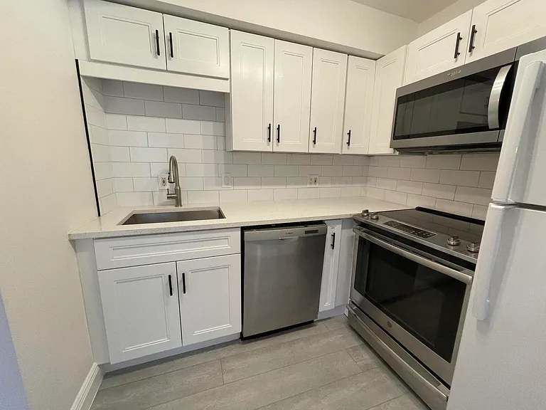 701 SE 4th St #WEST — Photo 2