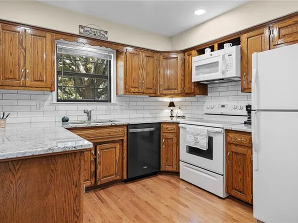 8919 Greenway Ln, Lenexa, KS 66215