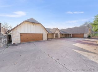 7455 S Sleepy Hollow Dr, Tulsa, OK 74136