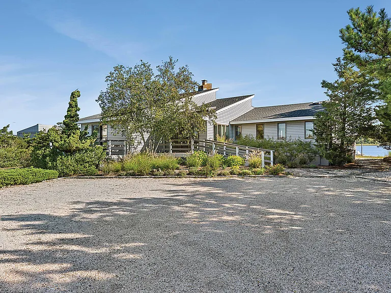 37 Sandgate Ln — Photo 2