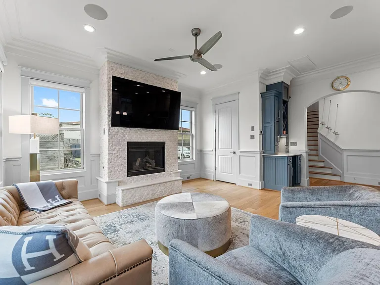 426 Marshall St — Photo 16