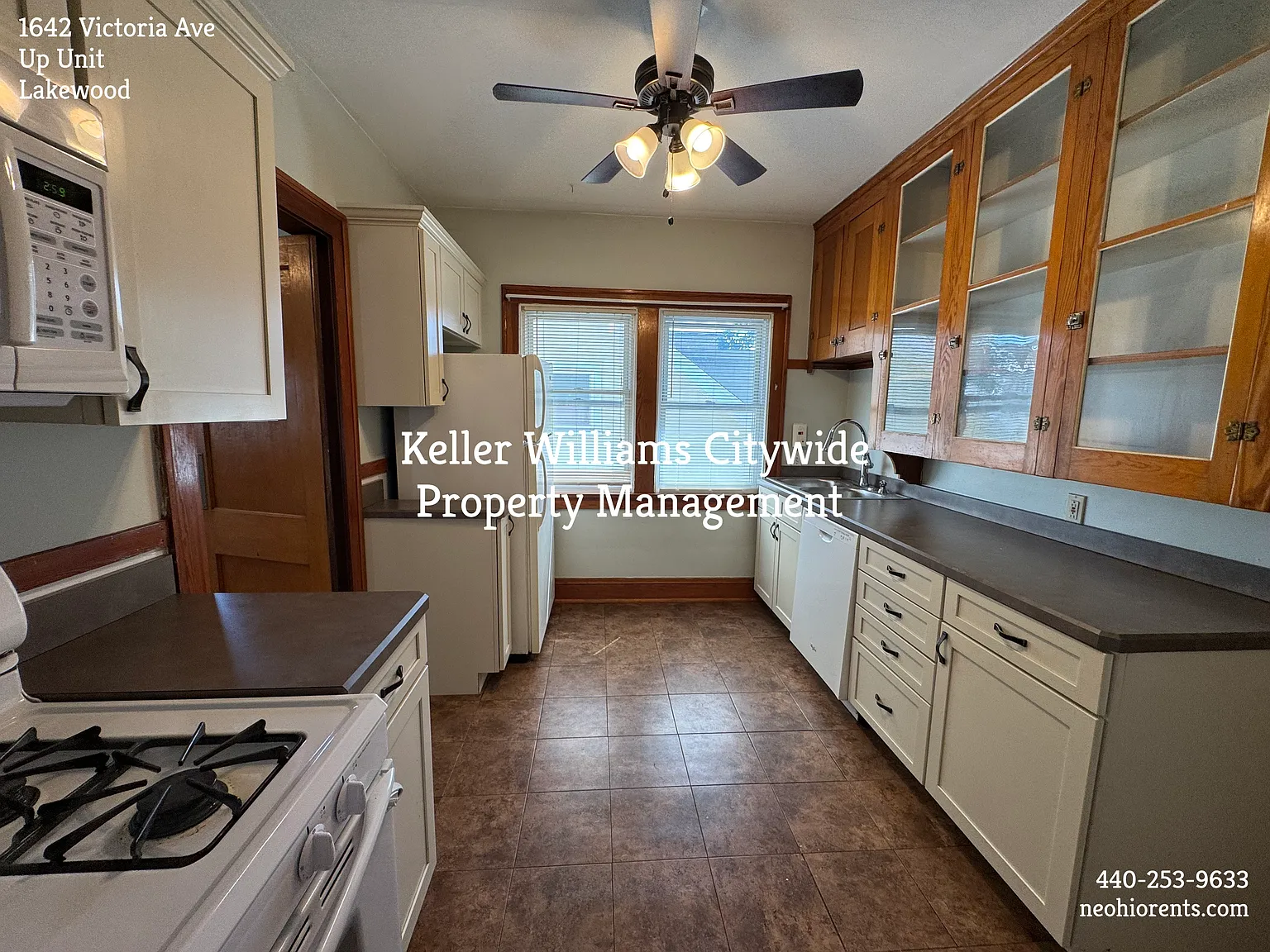 3 bedroom 2 bath Up Unit Lakewood — Photo 4