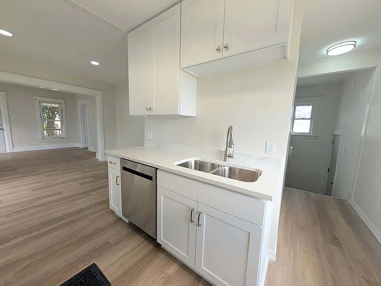 142 N Alma Ave — Photo 2