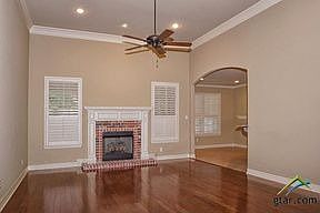 5th image of 833 Carriage Dr